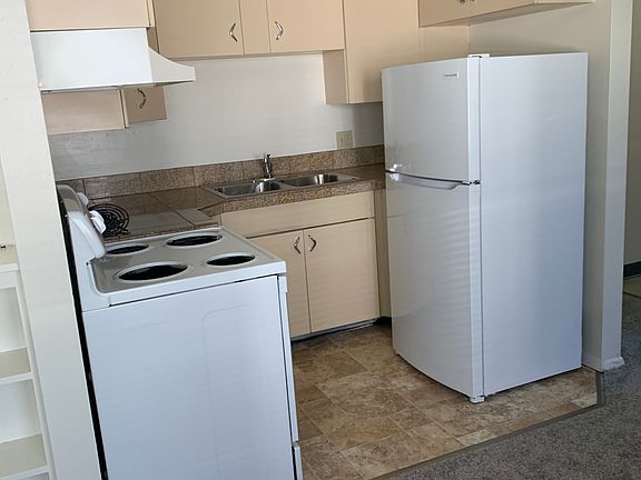 3rd image of 527 E Main St #8