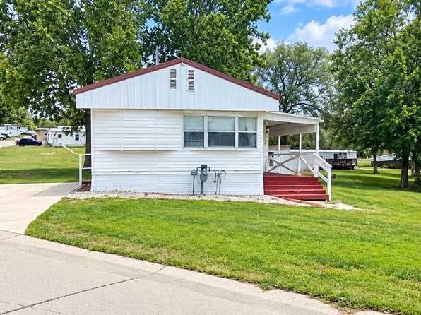 201 Chamberlin Dr #27, Denison, IA 51442