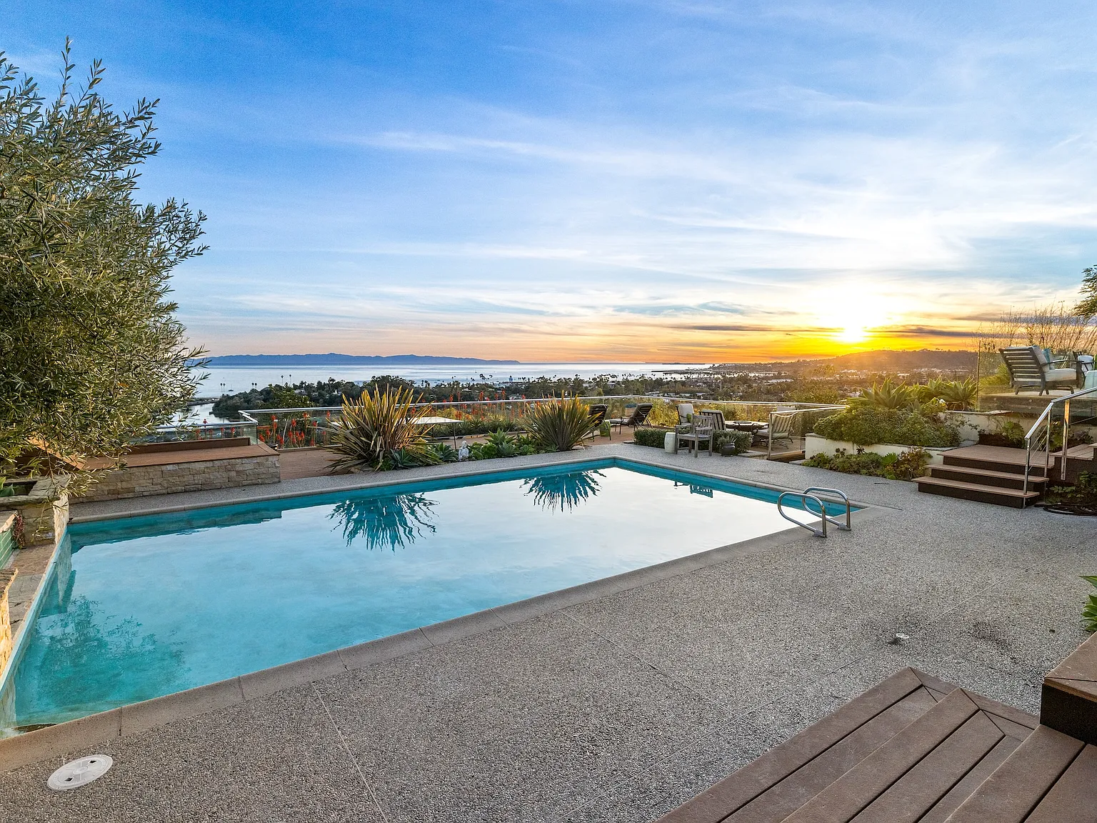 3 bed, 5000 sqft, $25,000 — Photo 2