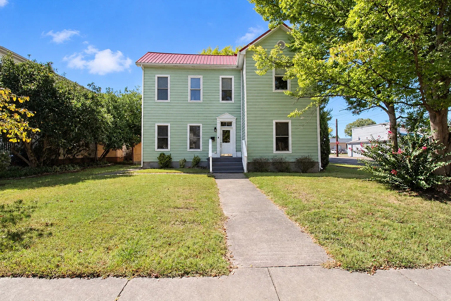 5 bed, 2333 sqft, $2,200 — Photo 1
