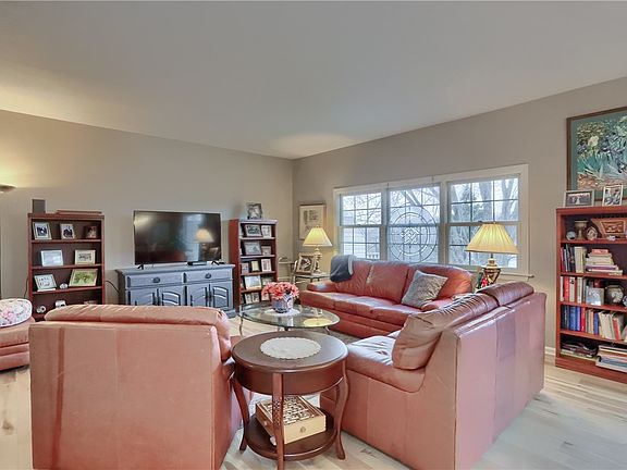 4th image of 109 Woodcrest Dr