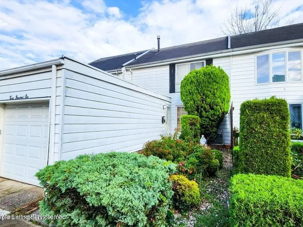 301 Hampton Grn, Staten Island, NY 10312