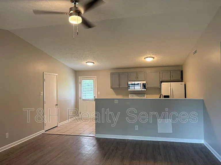 8705 Zephyr Dr — Photo 3