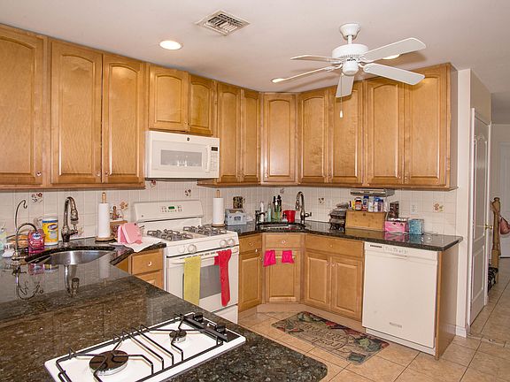 3rd image of 30 Kew Gardens Dr