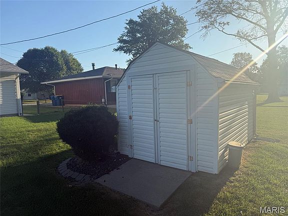 5th image of 103 W Poplar St
