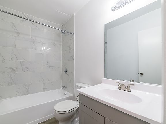 3rd image of 2233 S Ridgeley Dr APT 106
