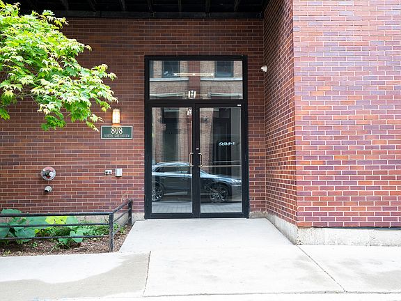 2nd image of 808 N Greenview Ave APT 2E