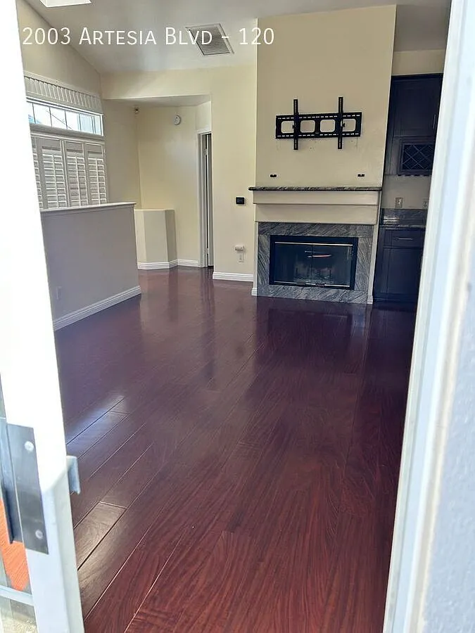2b2b- Private freshly painted Torrance condominium ready for immediate occupancy. — Photo 3