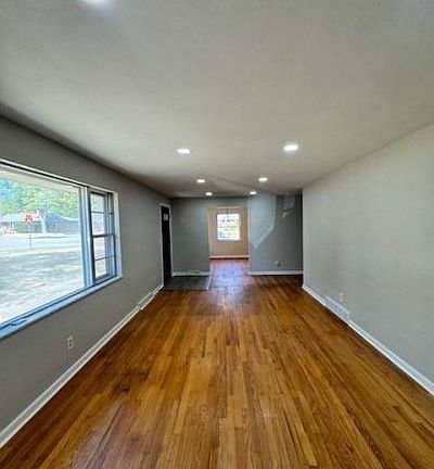 5th image of 1930 Woods Dr