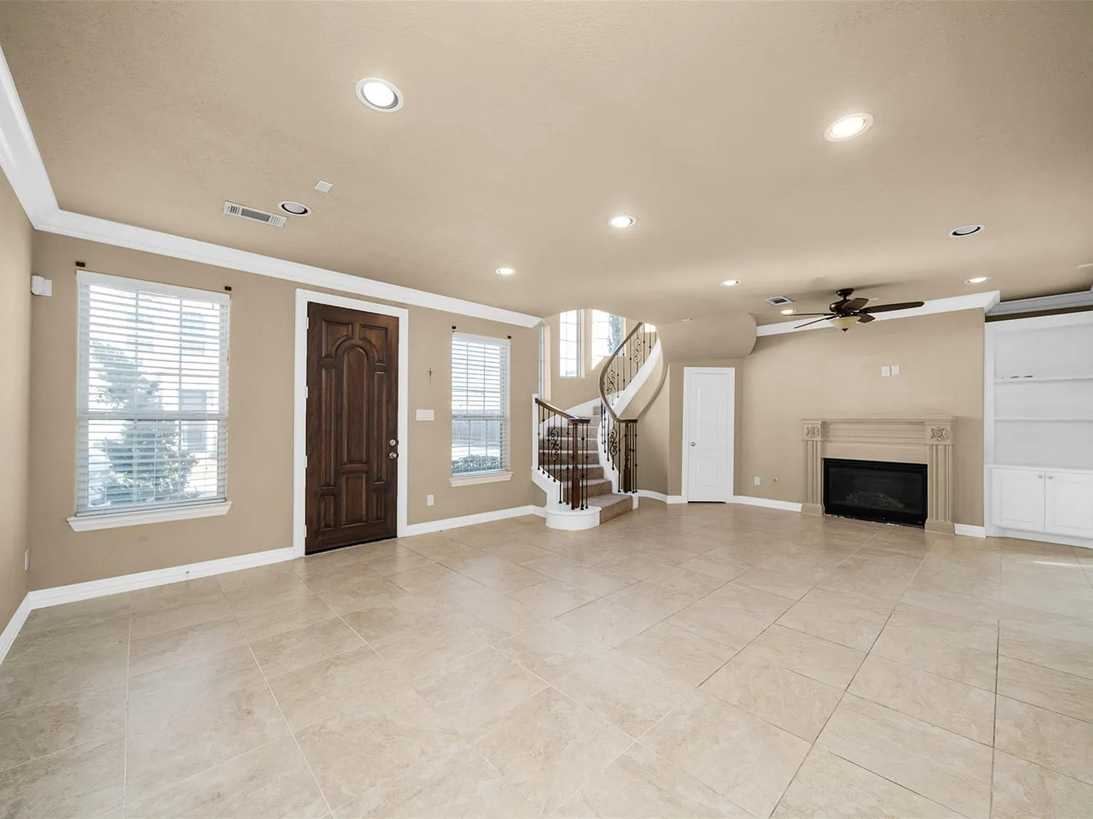 3 bed, 3.5 bath, 3113 sqft, $3,200 — Photo 2