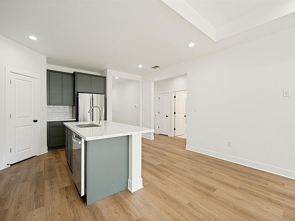 5th image of 889 S Leon St