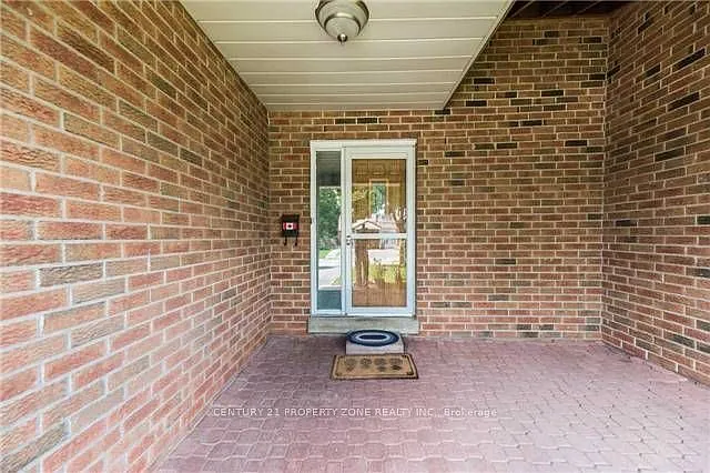 18 Omega Sq — Photo 2