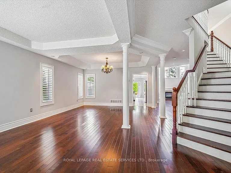 54 Stonebrook Cres — Photo 4