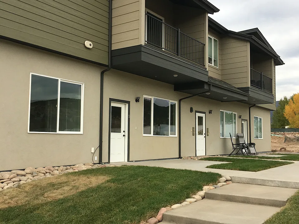 704 Chambers Ave #5