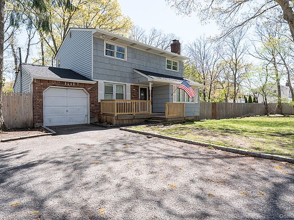 5th image of 981 Connetquot Avenue