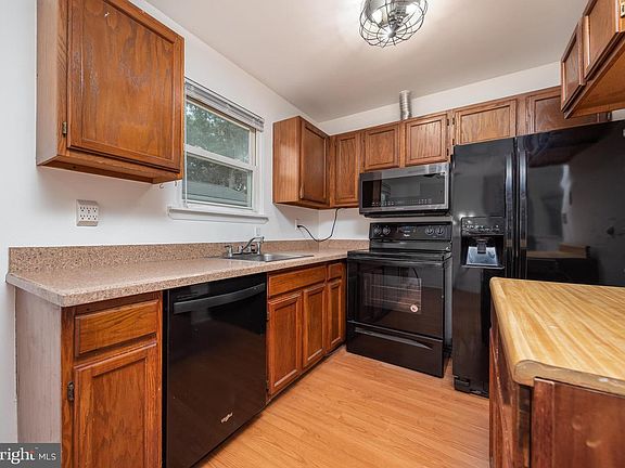 5th image of 213 Roosevelt Ave