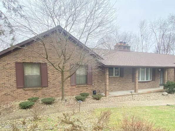 5227 Milroy Ln, Brighton, MI 48116