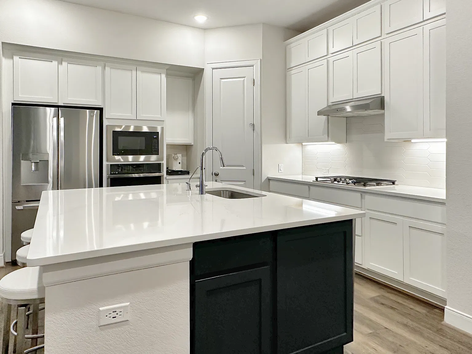 4 bed, 3.5 bath, 3075 sqft, $2,995 — Photo 2