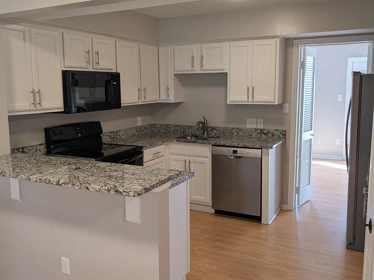 3 bed, 2.5 bath, 1500 sqft, $2,300 — Photo 3