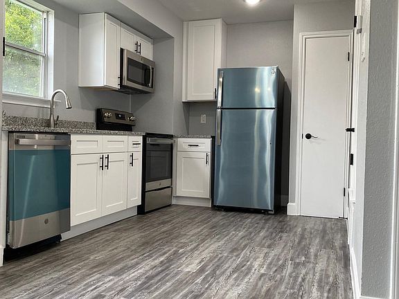 3rd image of 7571 Windsor Oaks
