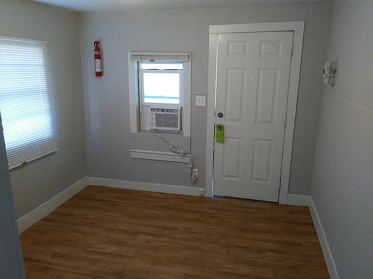 1004 Avenue E #1 — Photo 7