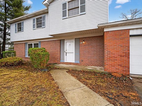 5th image of 924 E Washington Center Rd