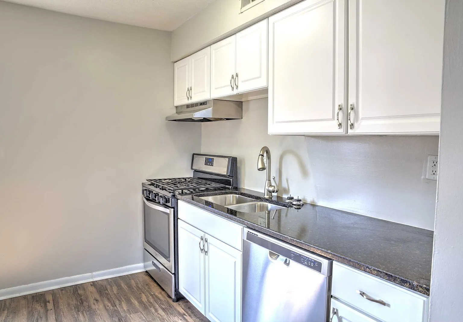 1 bed, 1.0 bath, $1,295 — Photo 2