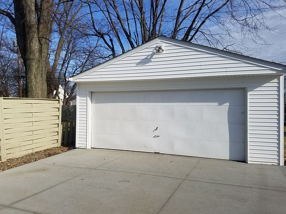 4th image of 628 Longfellow Dr
