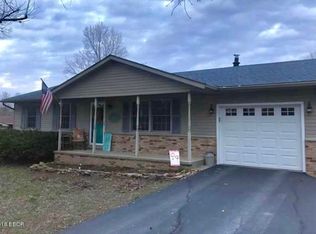 204 Woodriver Dr, De Soto, IL 62924