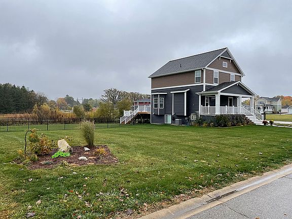 2nd image of 572 Oakwood Dr