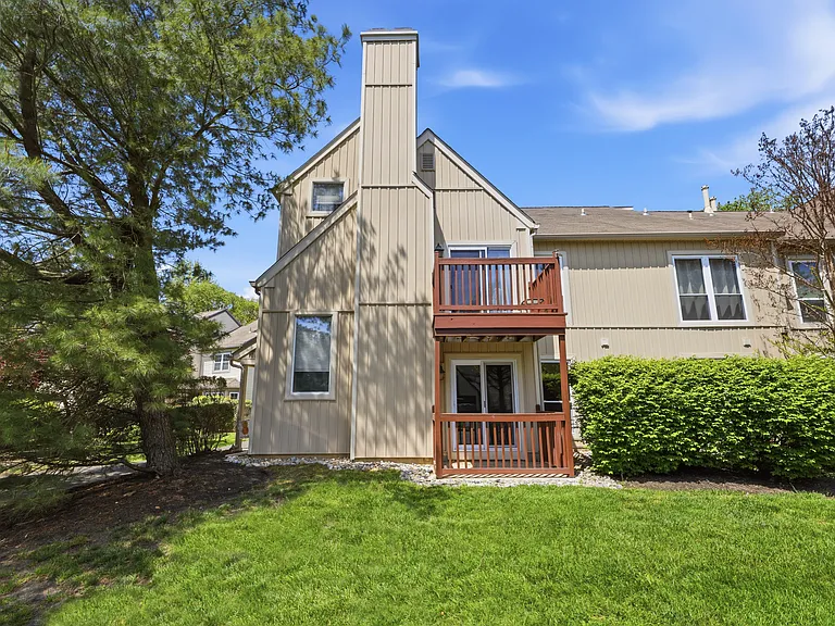 118 Woodlake Dr #118 — Photo 2