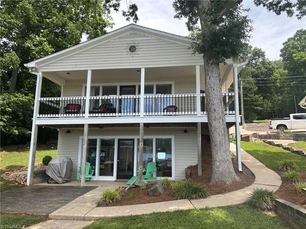 1212 Lakeshore Dr, New London, NC 28127