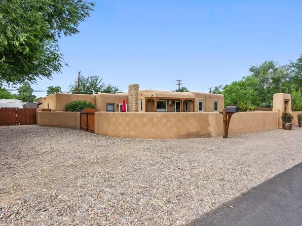 828 Charles Pl NW, Los Ranchos De Albuquerque, NM 87107