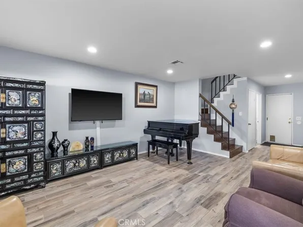 20125 Village Green Dr, Lakewood, CA 90715