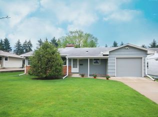 537 Park Valley Dr E, Hopkins, MN 55343