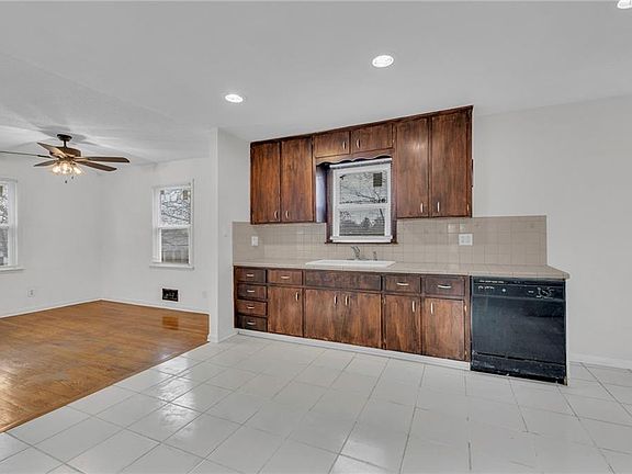 5th image of 2906 W Seneca Ave