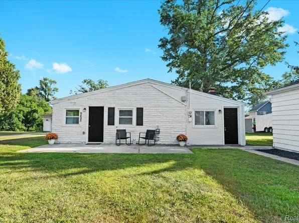 9495 Garforth Dr, White Lake, MI 48386