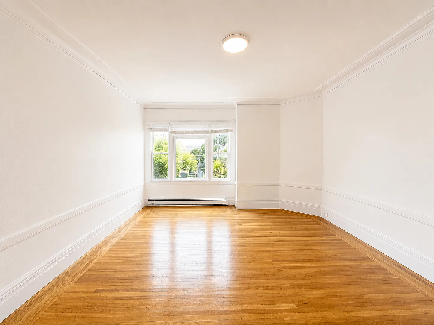 Spacious Top Floor 3BR with In-Unit Laundry Pet Friendly — Photo 3