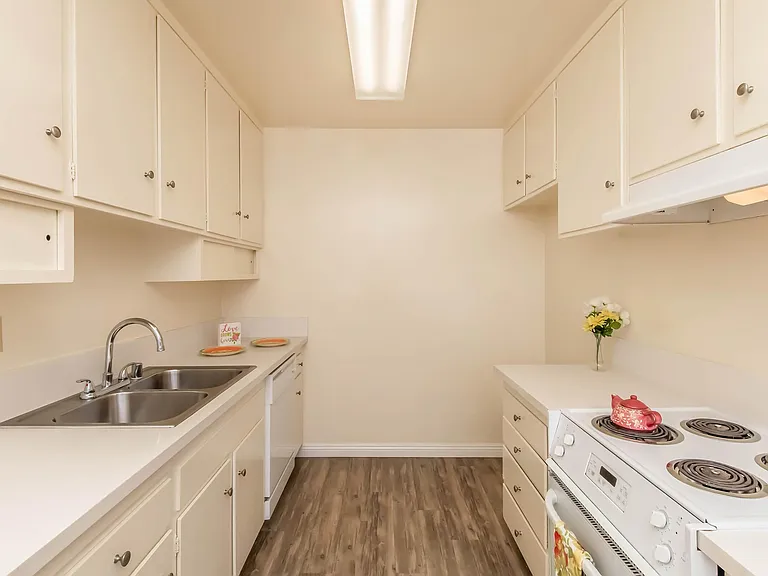 Ocean West Apartments — Photo 31