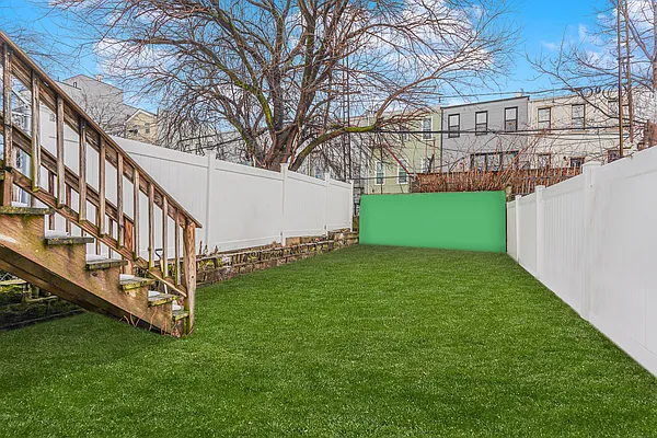 Sold by REMAX Elite | media 27