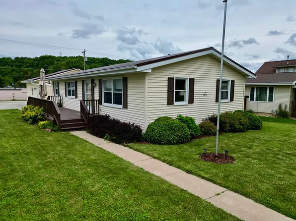 1013 S Mechanic St, Decorah, IA 52101