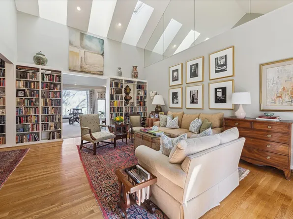 10 S Briar Hollow Ln Unit 50, Houston, TX 77027