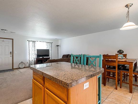 5th image of 424 Arbutus Ave