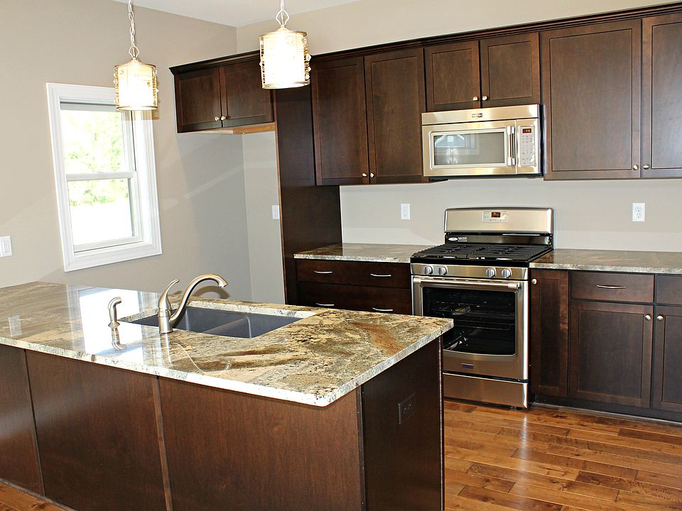 2nd image of 27 Nicole Ct