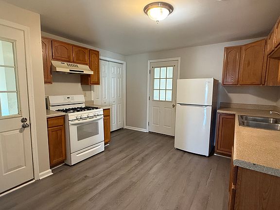 5th image of 10 Hoosac St #2