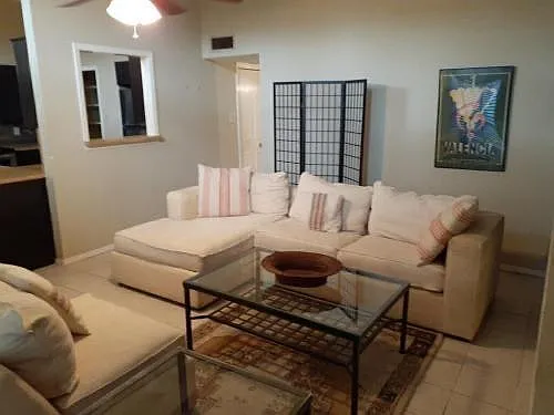4 bed, 2090 sqft, $4,800 — Photo 3