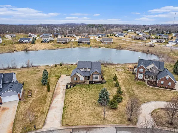 4743 S Quarry Creek Dr, White Lake, MI 48383