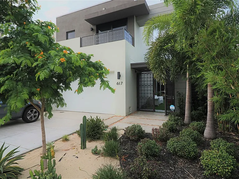 617 SW 10th St — Photo 3