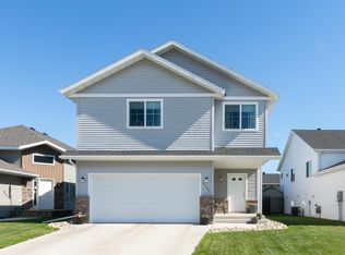 1102 Eaglewood Ave W, West Fargo, ND 58078