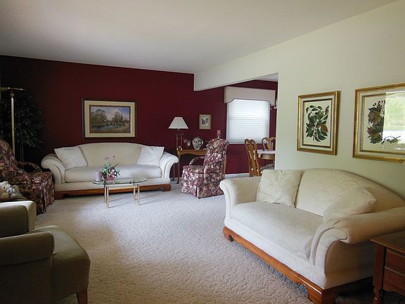 4th image of 1226 Hawthorn Dr